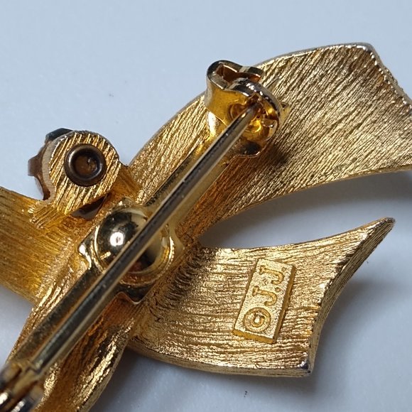 Vintage JJ Faux Pearl And Metal Ribbon Brooch - Picture 11 of 15